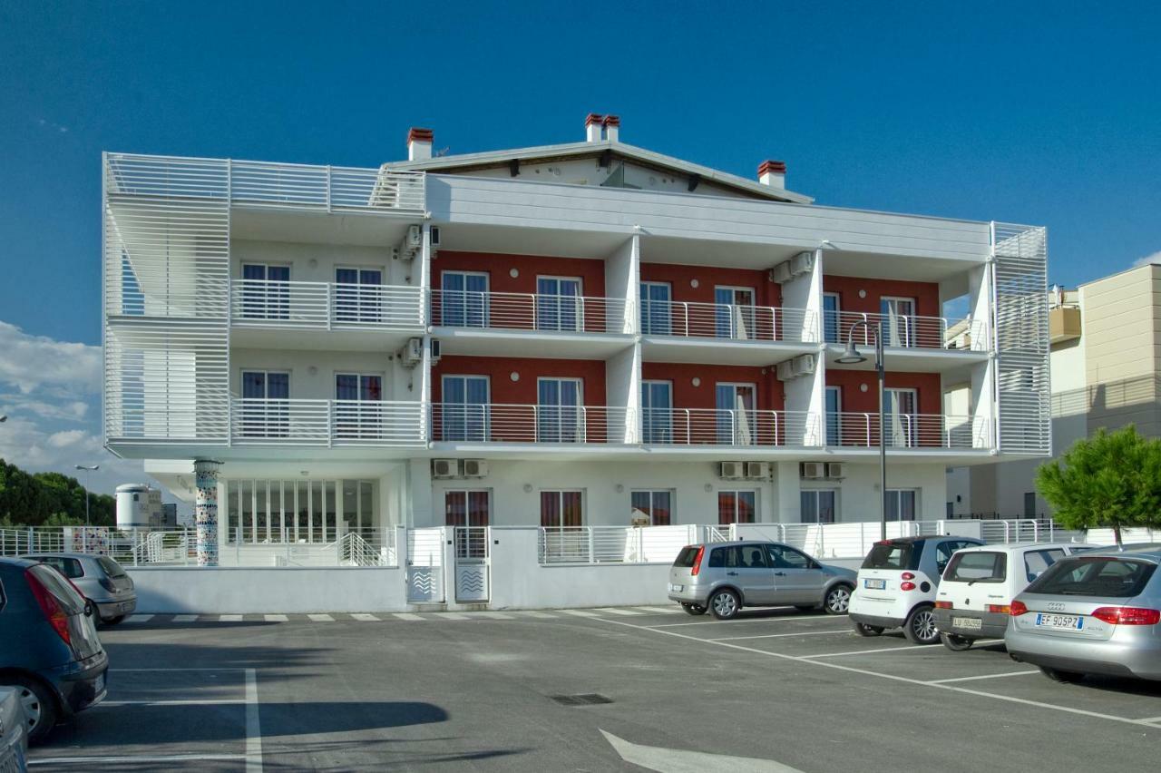 Sea Resort Rosburgo Розето-дельї-Абруцці Екстер'єр фото