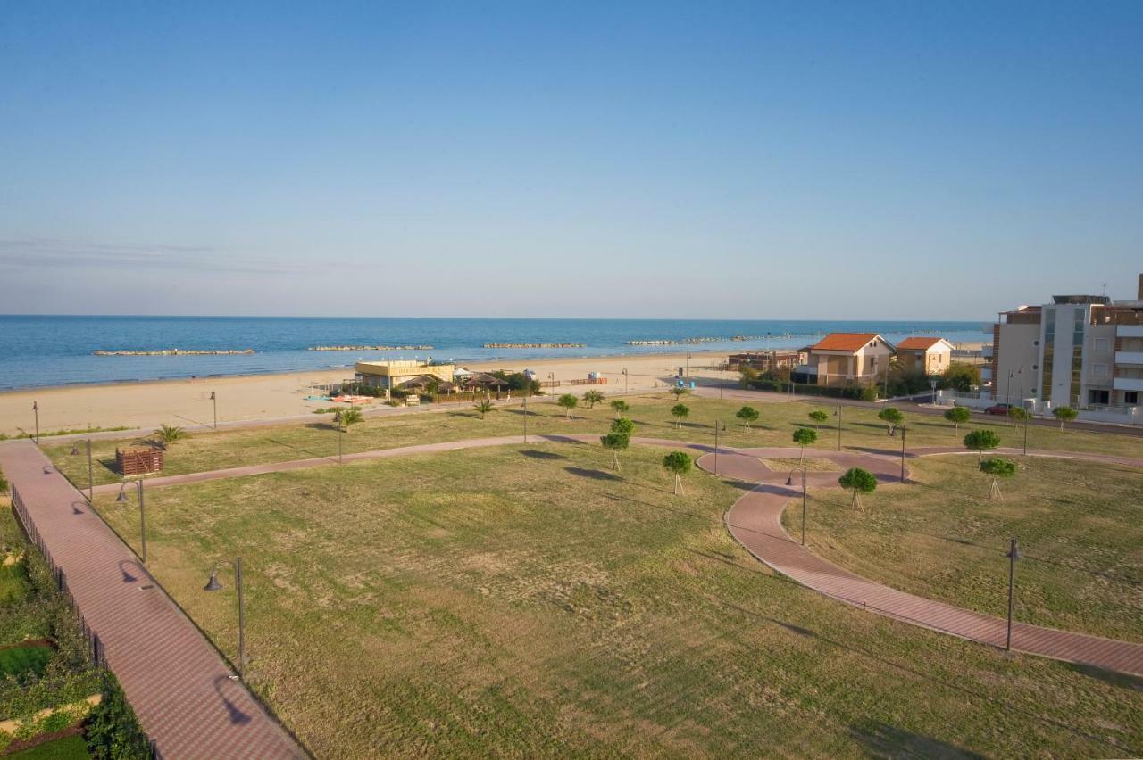 Sea Resort Rosburgo Розето-дельї-Абруцці Екстер'єр фото